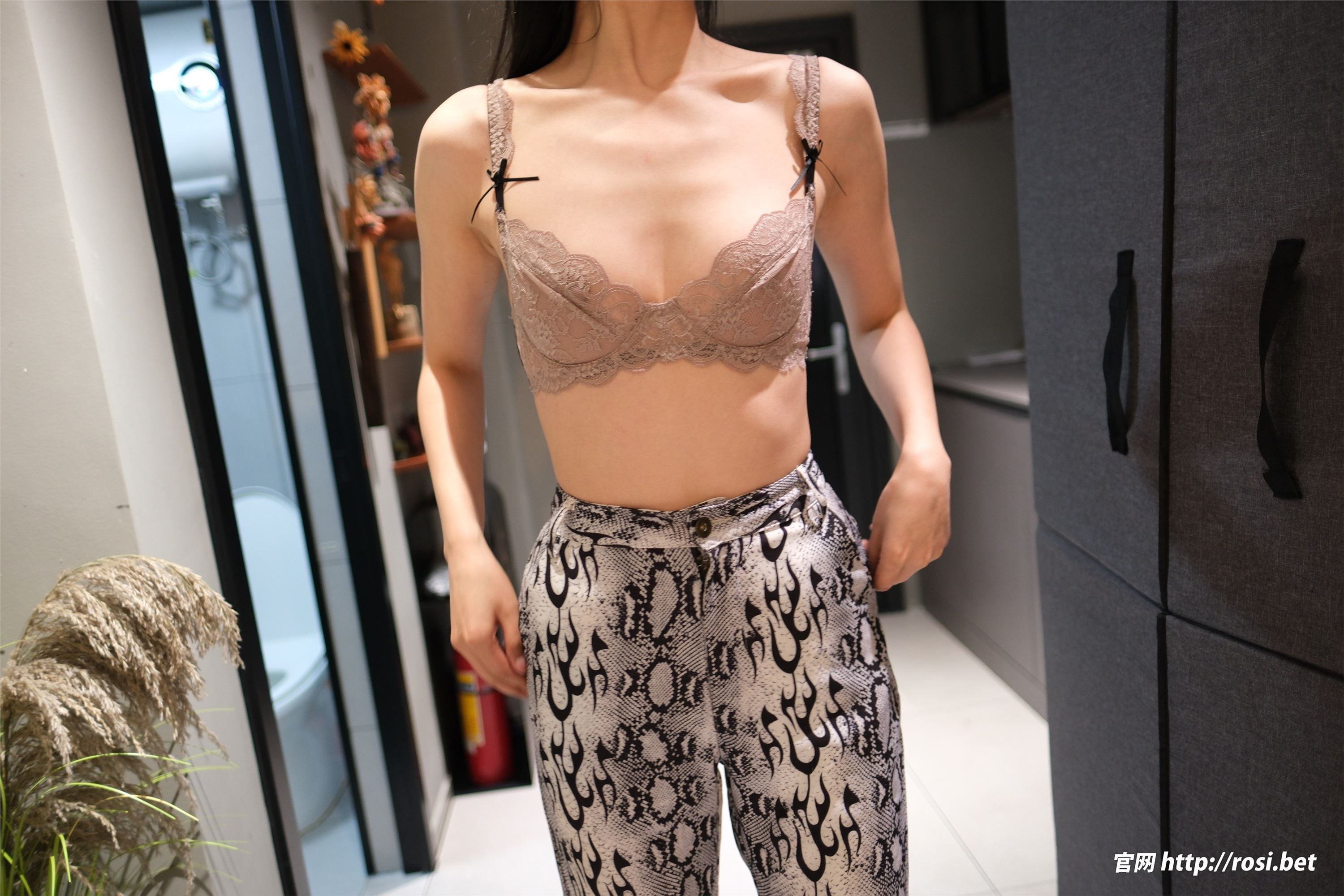 ROSI写真 2025.08.13 NO.5000